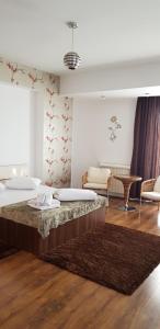 ein Schlafzimmer mit zwei Betten und einem Tisch und Stühlen in der Unterkunft Mosilor Apartments in Bukarest