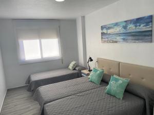 pokój hotelowy z dwoma łóżkami i oknem w obiekcie Pension Ramonetero w mieście Águilas +7 zdjęć