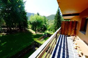 einen Balkon eines Hauses mit Blick auf einen Hof in der Unterkunft Acogedor apartamento en Bor in Bor