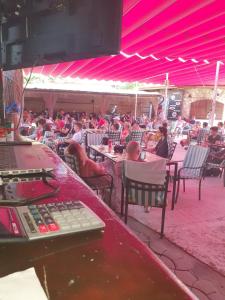 een groep mensen die aan tafel zitten in een restaurant bij Famagusta in Vama Veche