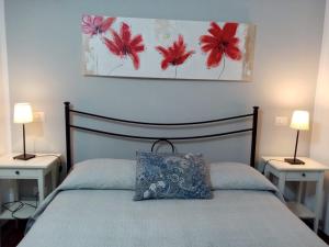 - une chambre avec un lit et un oreiller dans l'établissement B&B La Cupella, à Monterotondo
