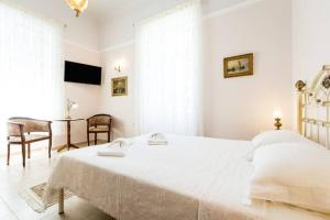 Łóżko lub łóżka w pokoju w obiekcie Neoclassical flat with 2 bedrooms in Piraeus