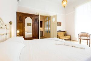 Łóżko lub łóżka w pokoju w obiekcie Neoclassical flat with 2 bedrooms in Piraeus