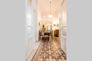 Zdjęcie z galerii obiektu Neoclassical flat with 2 bedrooms in Piraeus w Pireusie
