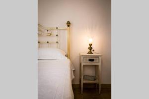 Łóżko lub łóżka w pokoju w obiekcie Neoclassical flat with 2 bedrooms in Piraeus