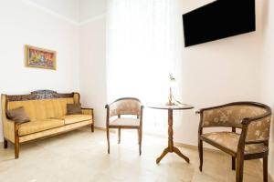 Neoclassical flat with 2 bedrooms in Piraeus tesisinde bir oturma alanı