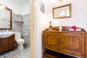 Łazienka w obiekcie Neoclassical flat with 2 bedrooms in Piraeus