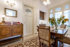 Zdjęcie z galerii obiektu Neoclassical flat with 2 bedrooms in Piraeus w Pireusie