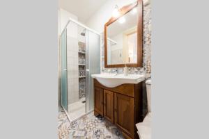 Łazienka w obiekcie Neoclassical flat with 2 bedrooms in Piraeus