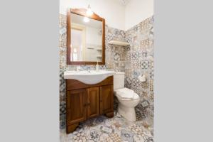 Łazienka w obiekcie Neoclassical flat with 2 bedrooms in Piraeus