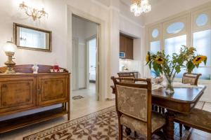 Część wypoczynkowa w obiekcie Neoclassical flat with 2 bedrooms in Piraeus
