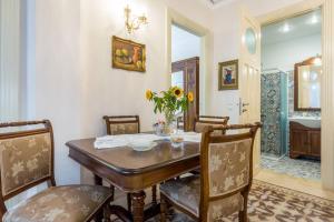 jadalnia z drewnianym stołem i krzesłami w obiekcie Neoclassical flat with 2 bedrooms in Piraeus w Pireusie