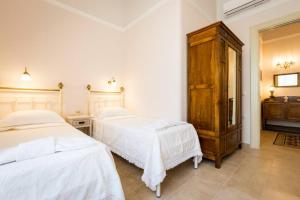 Łóżko lub łóżka w pokoju w obiekcie Neoclassical flat with 2 bedrooms in Piraeus