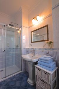 ein Bad mit einem Waschbecken, einer Dusche und einem Spiegel in der Unterkunft Spree Chalet - adults only in Lübbenau
