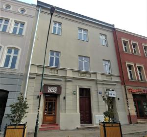 een gebouw op de hoek van een straat bij Studio Estery in Krakau