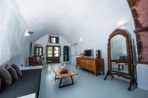 Gallery image of Elia 1968 Cave Houses in Oia