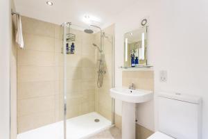 uma casa de banho com um chuveiro e um lavatório. em The Royal Oak em Loughborough