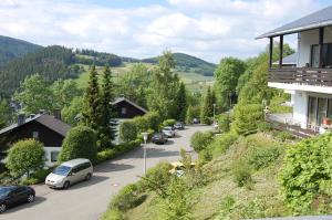 - une vue sur une rue avec des voitures garées sur la route dans l'établissement Unter den Quellen, à Schwalefeld