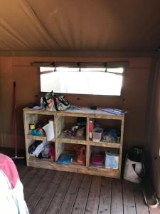 Palanda nebo palandy na pokoji v ubytování Oh! Campings - Le Clos du Rhône