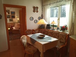 een woonkamer met een tafel en een bank bij Ferienwohnung Waldblick im Haus Ludwig in Masserberg