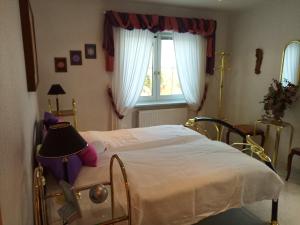 a hospital bed in a room with a window at Ferienwohnung Waldblick im Haus Ludwig in Masserberg