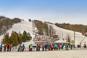 een menigte mensen die voor een skilift staan bij Cachet Crossing in Blue Mountains