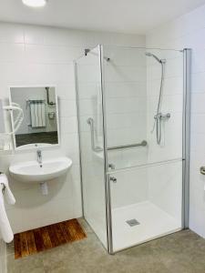 Ein Badezimmer in der Unterkunft Apartamentos Maladeta