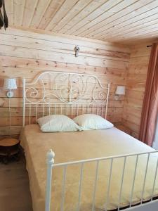 Ένα ή περισσότερα κρεβάτια σε δωμάτιο στο North Lake Villa Plateliai