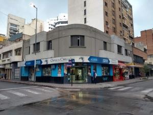 un edificio en la esquina de una calle de la ciudad en HA! 1 Resi para estudiantes en Córdoba
