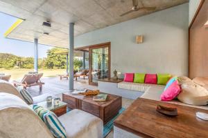 Χώρος καθιστικού στο Jay House by StayVista - Leisure oasis with pool, snooker, table tennis & foosball fun