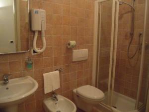 een badkamer met een douche, een toilet en een wastafel bij Locanda Conchiglia D'Oro in Varigotti