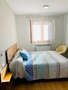 Ein Bett oder Betten in einem Zimmer der Unterkunft Apartamentos Maladeta