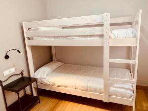 Ein Bett oder Betten in einem Zimmer der Unterkunft Apartamentos Maladeta