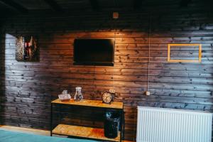 TV a/nebo společenská místnost v ubytování Wooden Hotel Kazbegi
