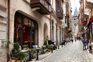 una calle adoquinada con gente caminando por la calle en Georges Hotel Galata, en Estambul