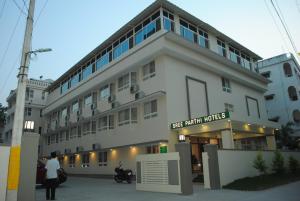 プッタパルティにあるSreeparthi Hotelの眼科を読む看板付きの白い大きな建物