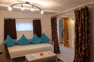 ein Zimmer mit einem Bett mit blauen Kissen darauf in der Unterkunft Sebastiana's Ferienwohnung in Merzig