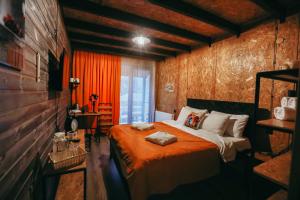 Postel nebo postele na pokoji v ubytování Wooden Hotel Kazbegi