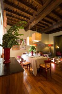 Un restaurante o sitio para comer en Duomo Luxury Apartment Orvieto