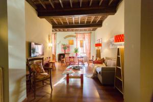 a living room with a couch and a table at Duomo Luxury Apartment Orvieto in Orvieto