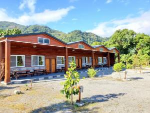 鹿野鄉的住宿－盈家溫泉民宿 ，一座大房子,背景是群山