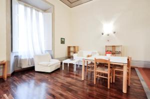 フィレンツェにあるTornaquinci Palaceのリビングルーム(ダイニングルームテーブル、椅子付)