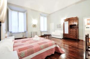 フィレンツェにあるTornaquinci Palaceのベッドルーム1室(ベッド1台付)、リビングルームが備わります。