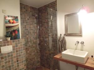 une salle de bain avec un lavabo et une douche dans l'établissement Südstrandperle, à Wyk auf Föhr