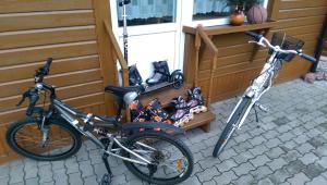 dos bicicletas están estacionadas al lado de una casa en Apartamentai Alyvu 14 Palanga, en Palanga