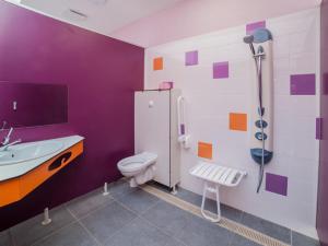 ein Bad mit einem WC, einem Waschbecken und einer Dusche in der Unterkunft Oh! Campings - Le Clos du Rhône in Saintes-Maries-de-la-Mer