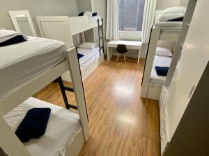 Zimmer mit 3 Etagenbetten und Holzboden in der Unterkunft Visto Hostel in São Paulo