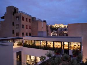 vista di un edificio di notte con luci di The Editor Hotel Athens ad Atene