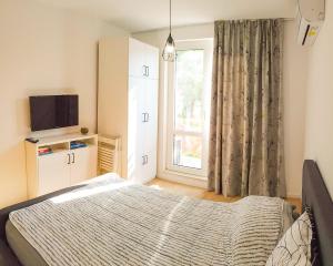 A bed or beds in a room at Loli’s Beach Studio