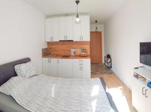 A kitchen or kitchenette at Loli’s Beach Studio